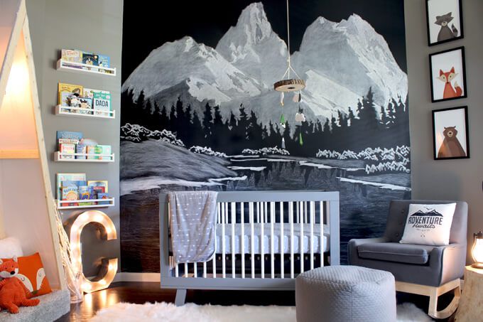 Chambre d'enfant sur le thème des animaux de la forêt avec peinture murale à la craie de la montagne