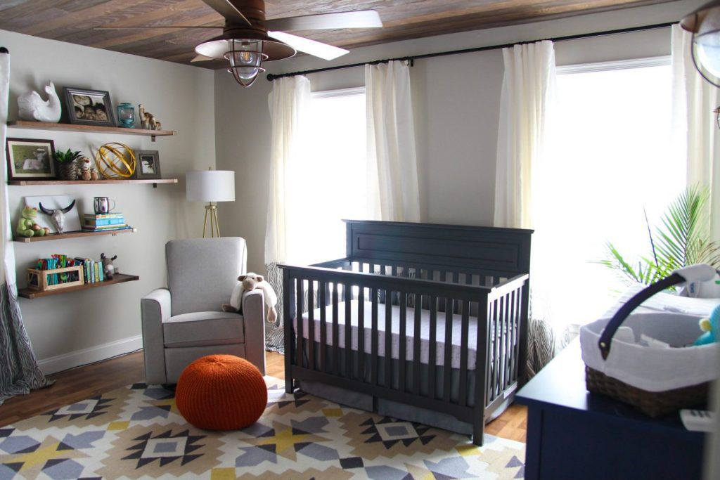 Chambre d'enfant rustique avec plafond à panneaux de bois