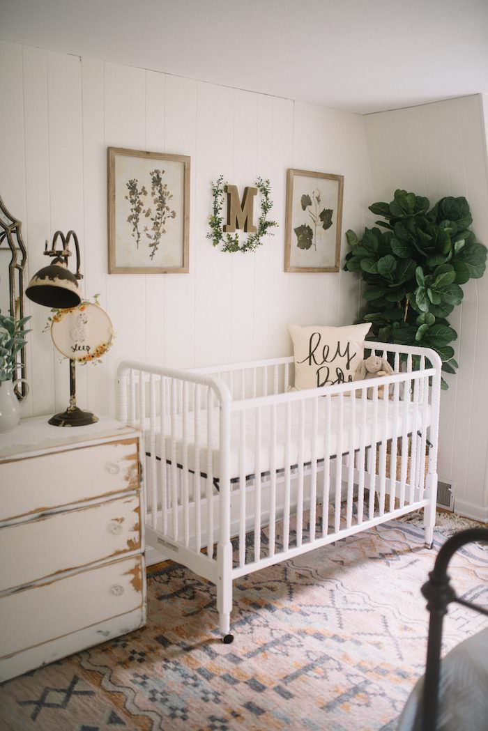 Une chambre d'enfant rustique, simple et douce, au charme bohème.