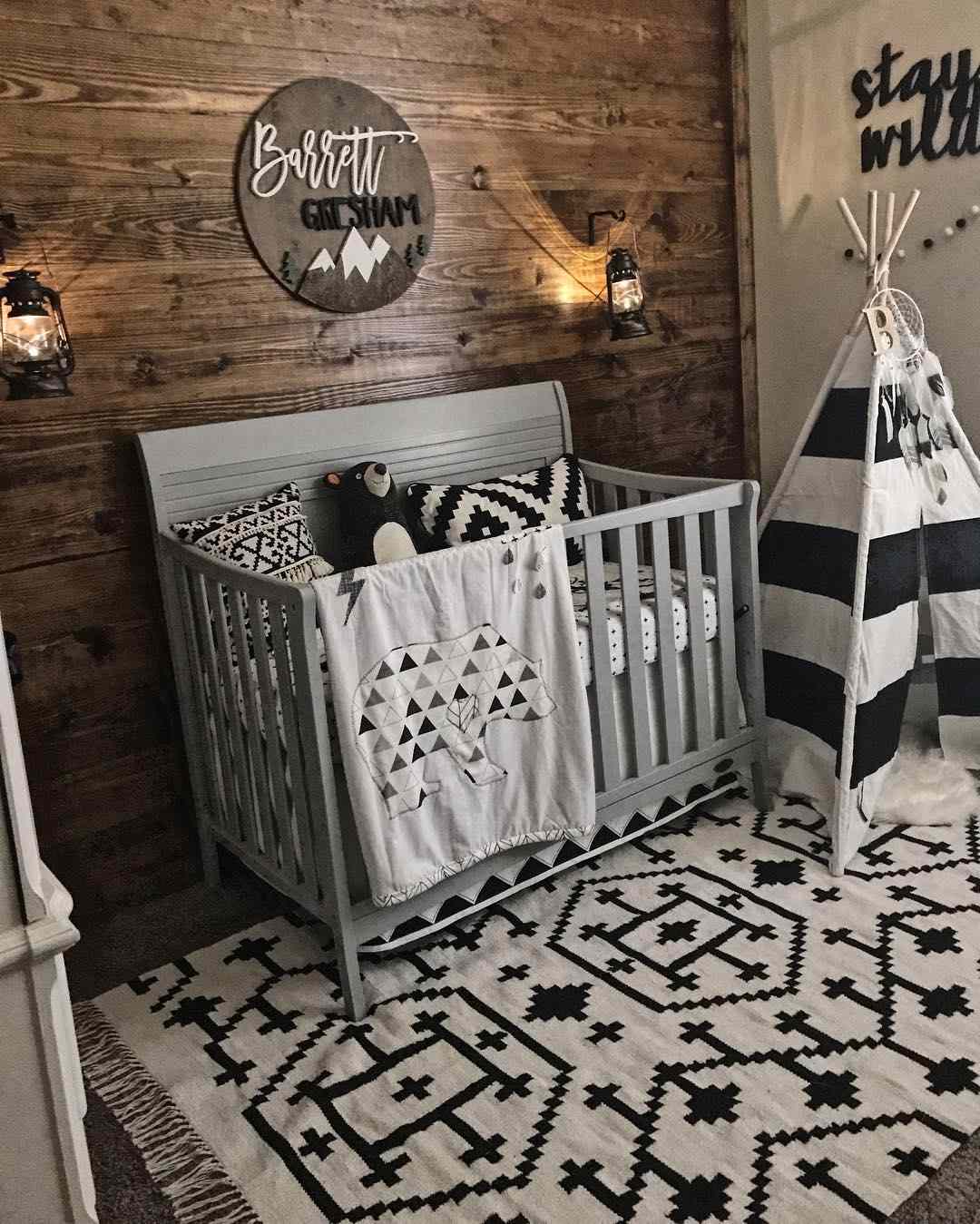 Chambre d'enfant à thème boisé avec mur d'accent en panneaux de bois