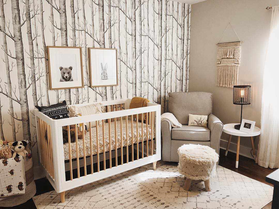 Chambre d'enfant contemporaine sur le thème de la forêt avec des accents doux.