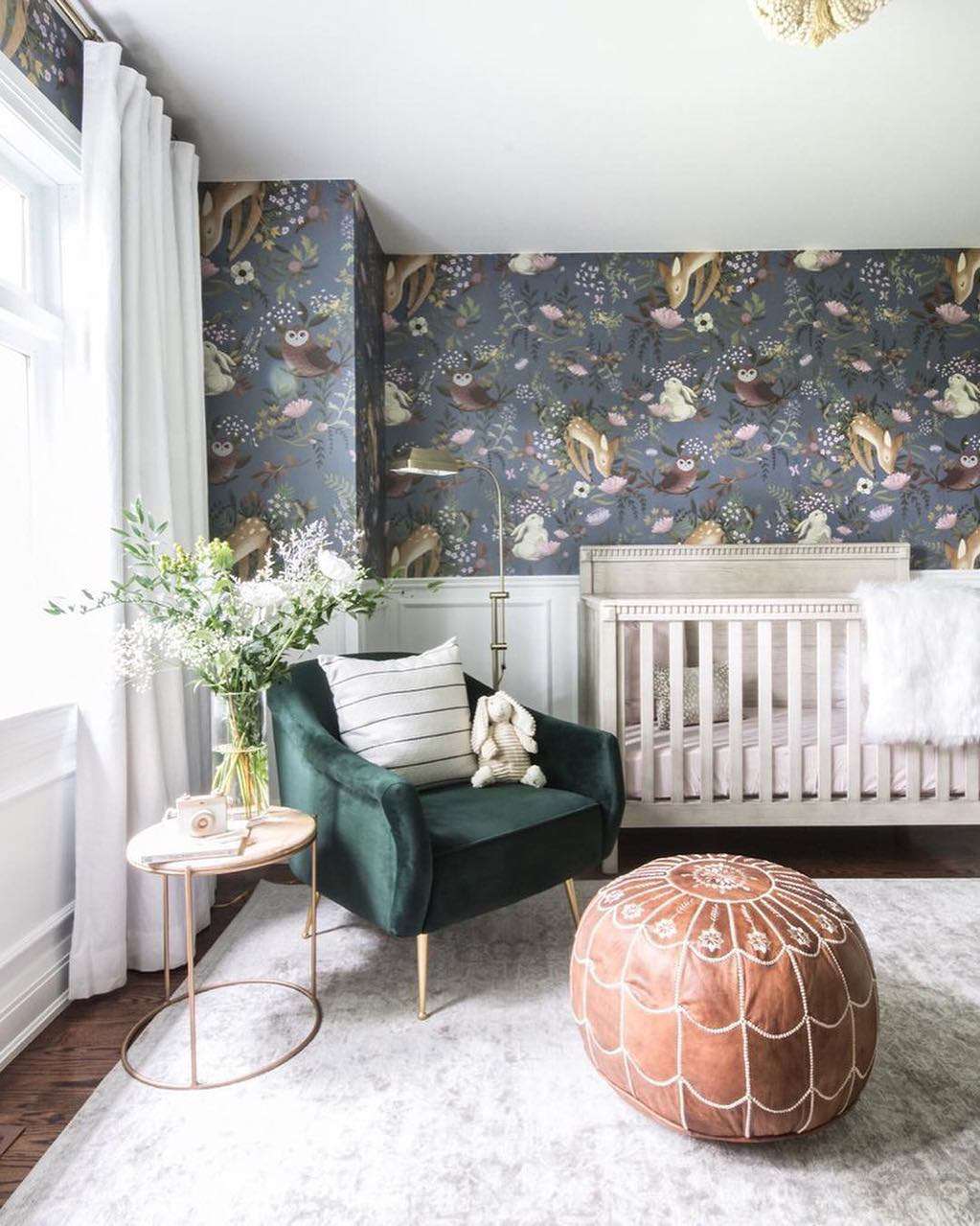 Une chambre d'enfant chic et girly dans les bois