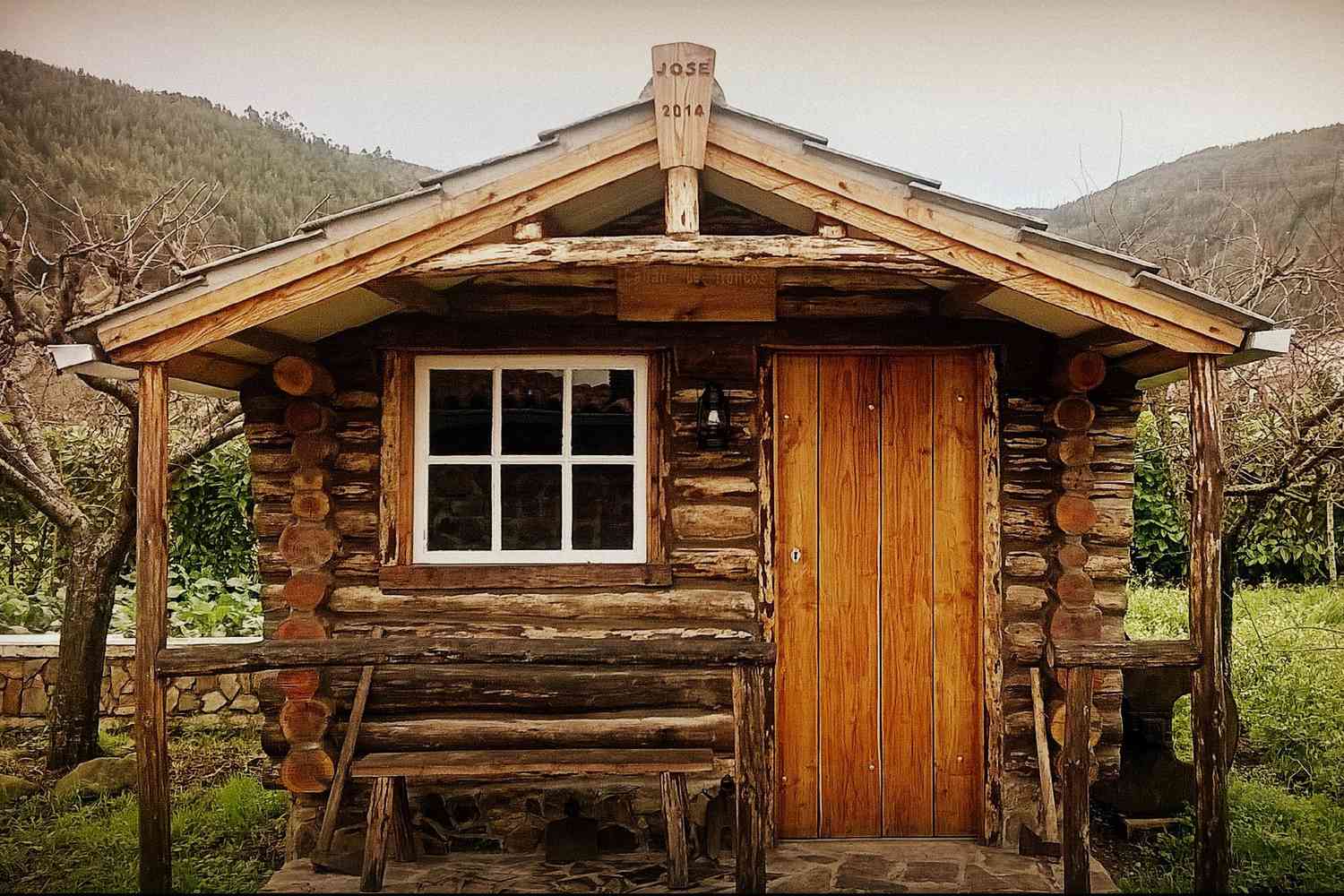 petites cabanes en rondins bricolées