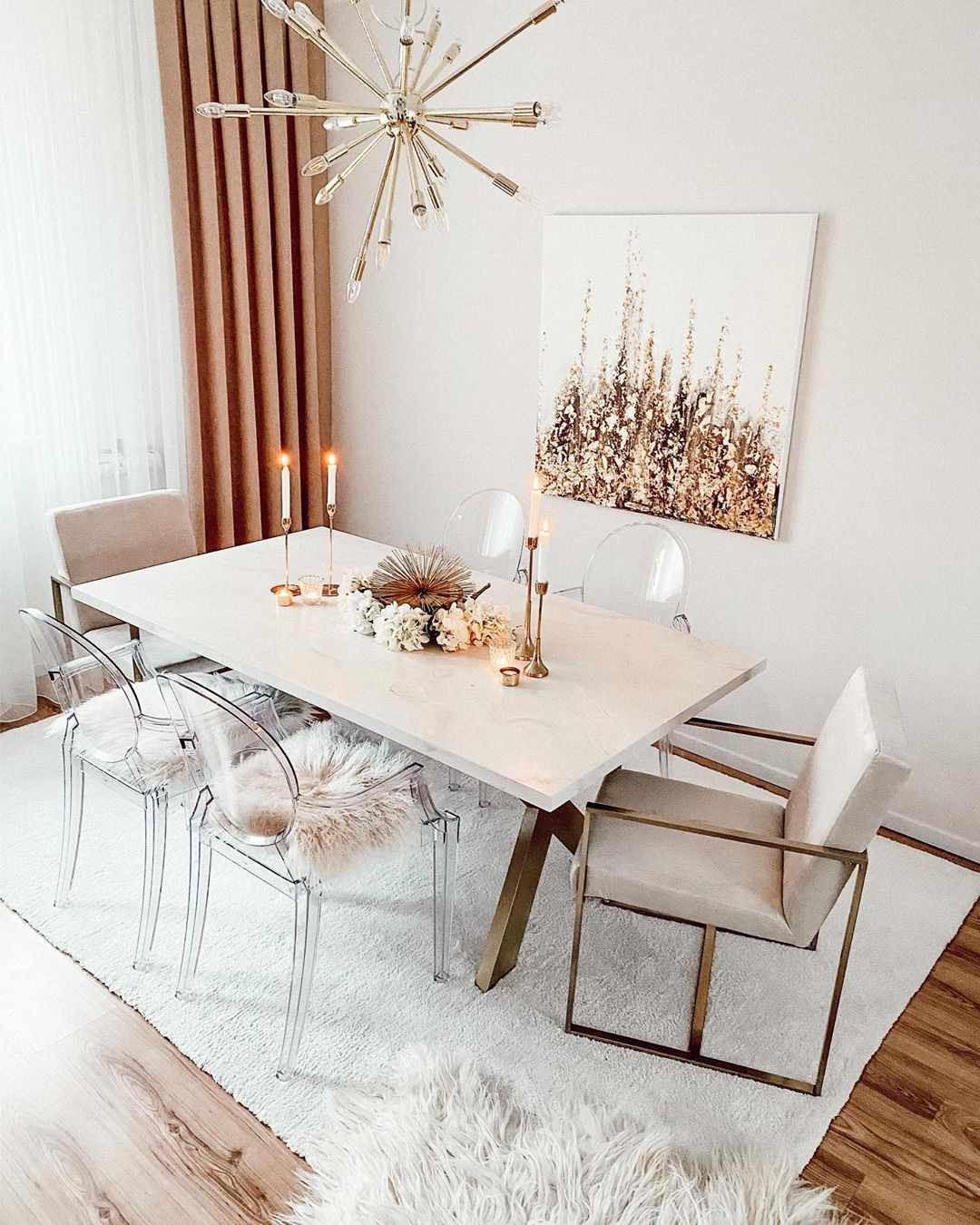 Salle à manger moderne avec chaises transparentes