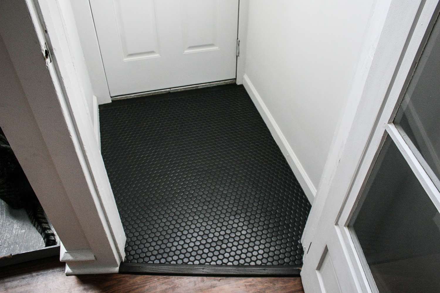 Carrelage hexagonal noir dans l'entrée