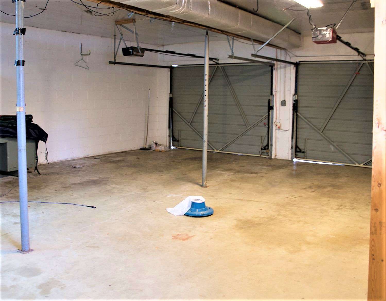 Grand espace de sous-sol avant la rénovation