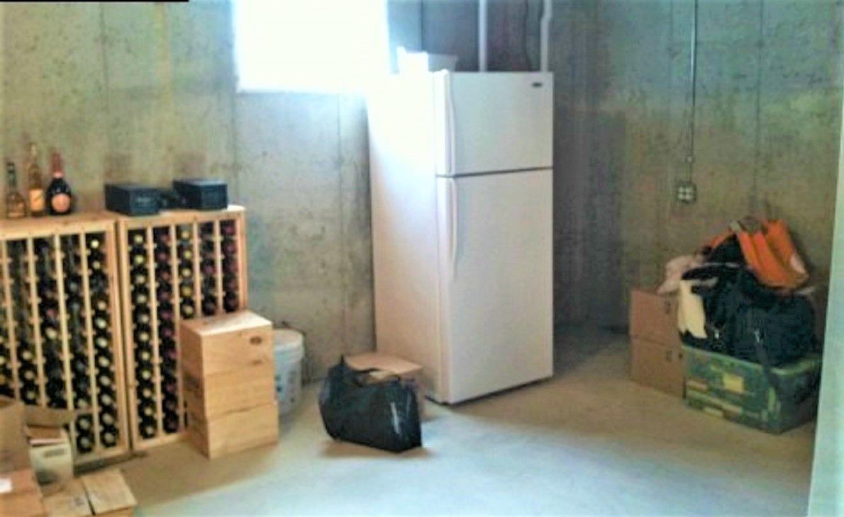 Sous-sol sombre avant rénovation