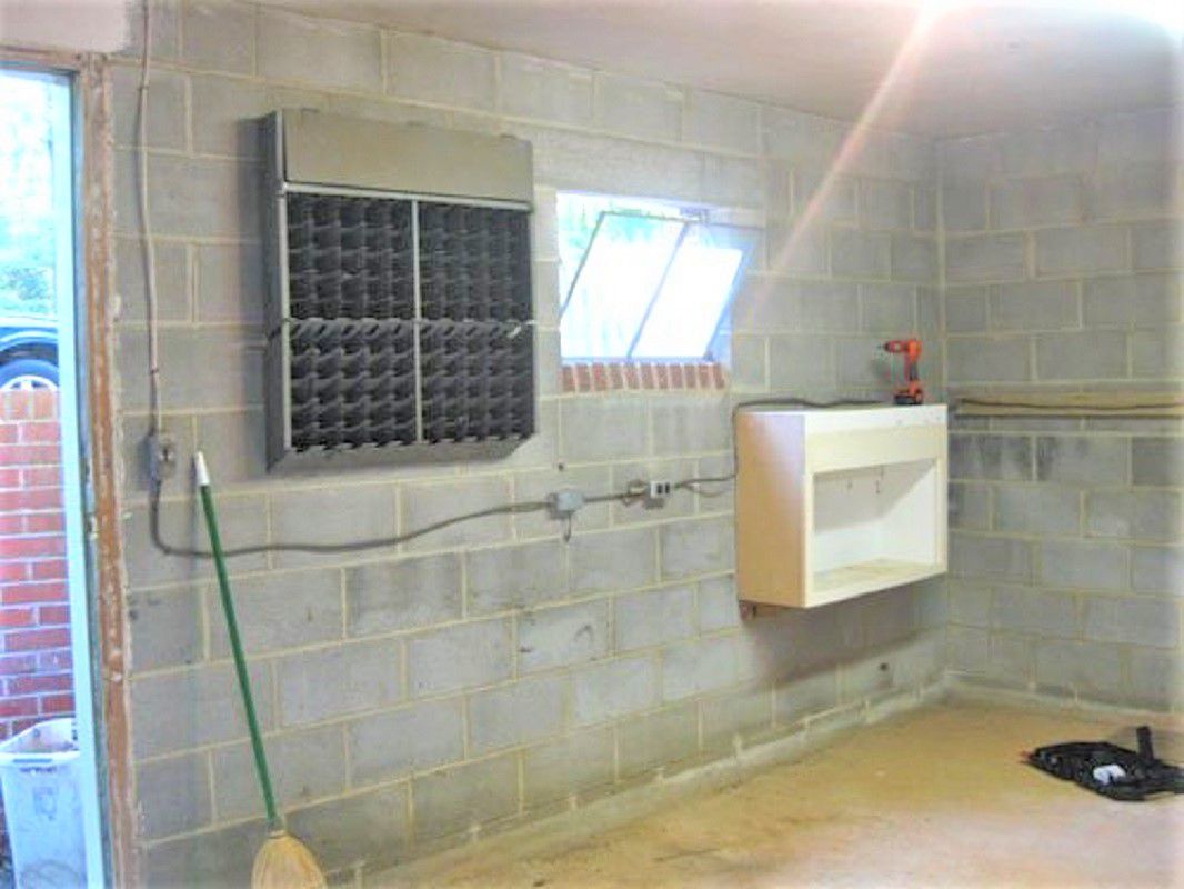 Sous-sol avec murs en parpaings Avant Remodelage