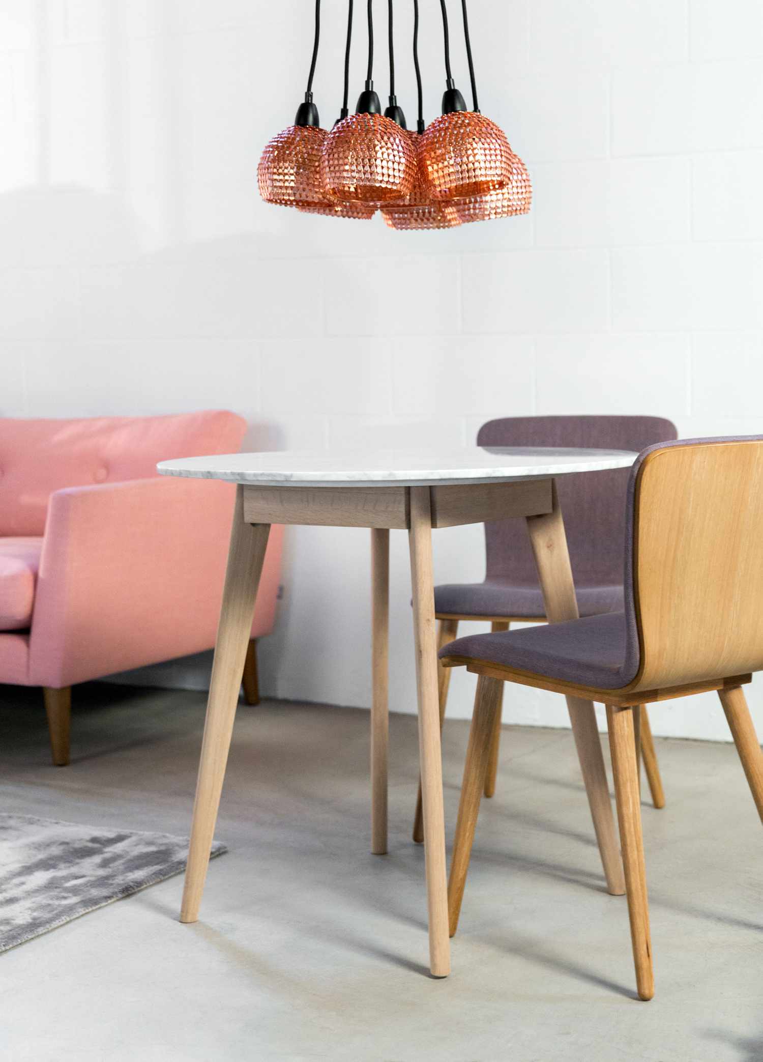 5 façons dont le mobilier moderne du milieu du siècle peut égayer votre décoration moderne