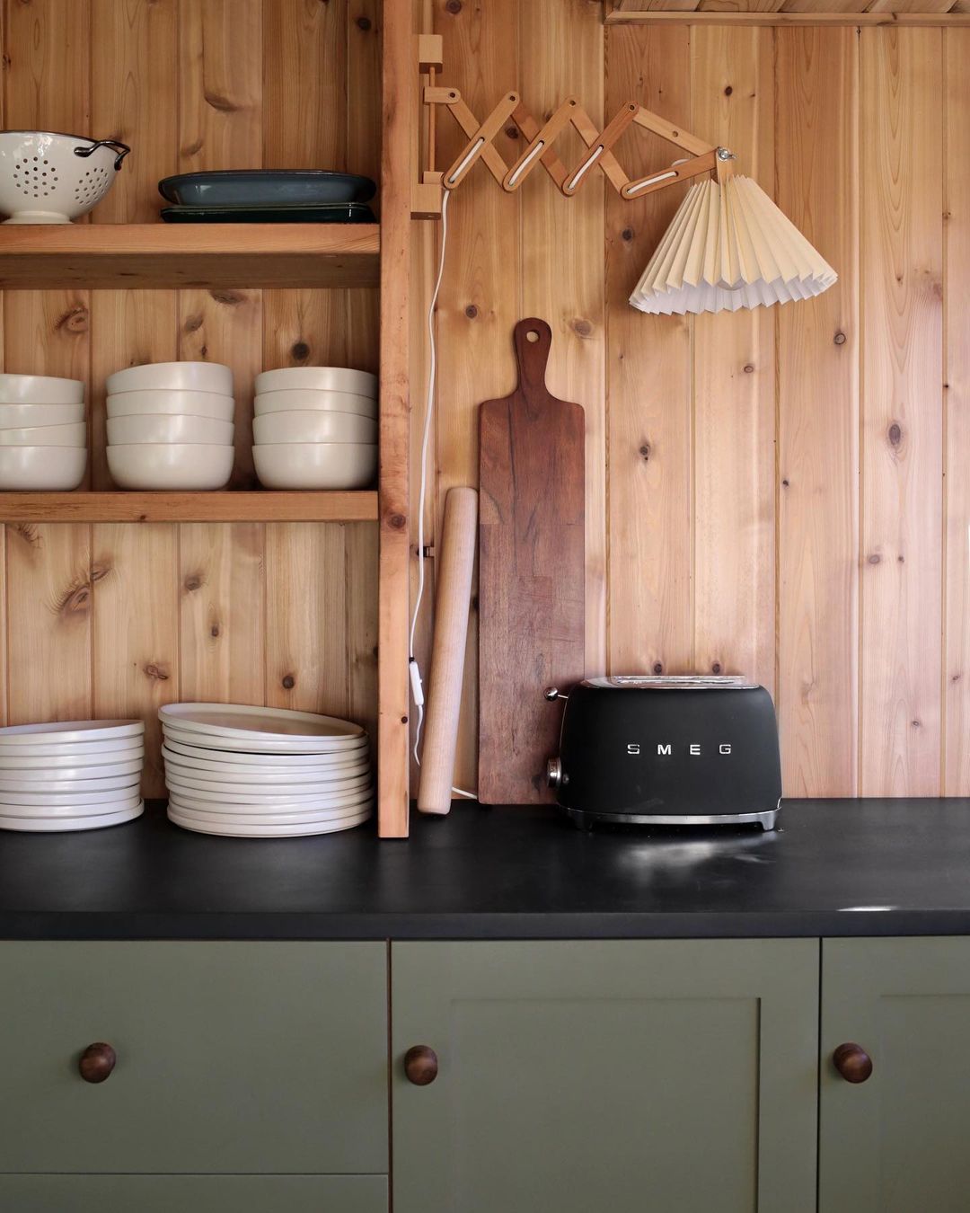 cuisine de chalet avec lampe