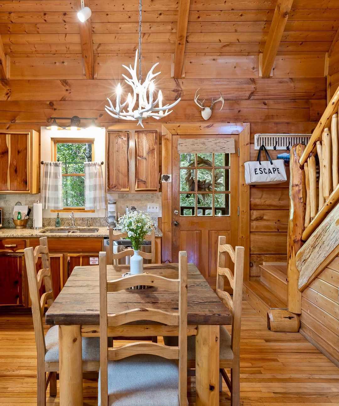 cuisine de chalet avec échelle en bois