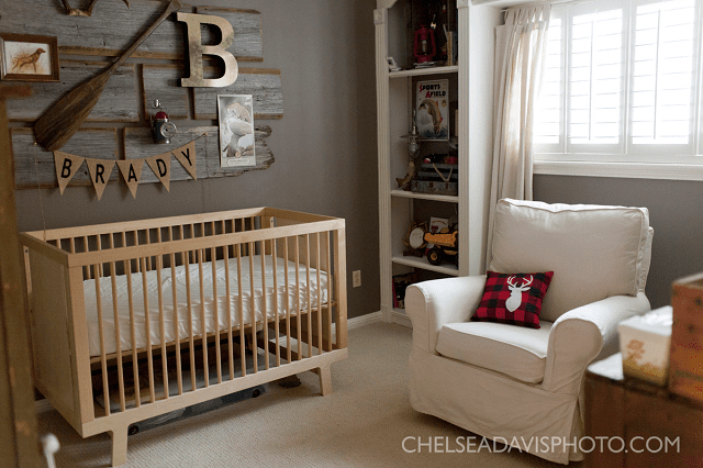 Chambre d'enfant rustique et vintage sur le thème de la chasse