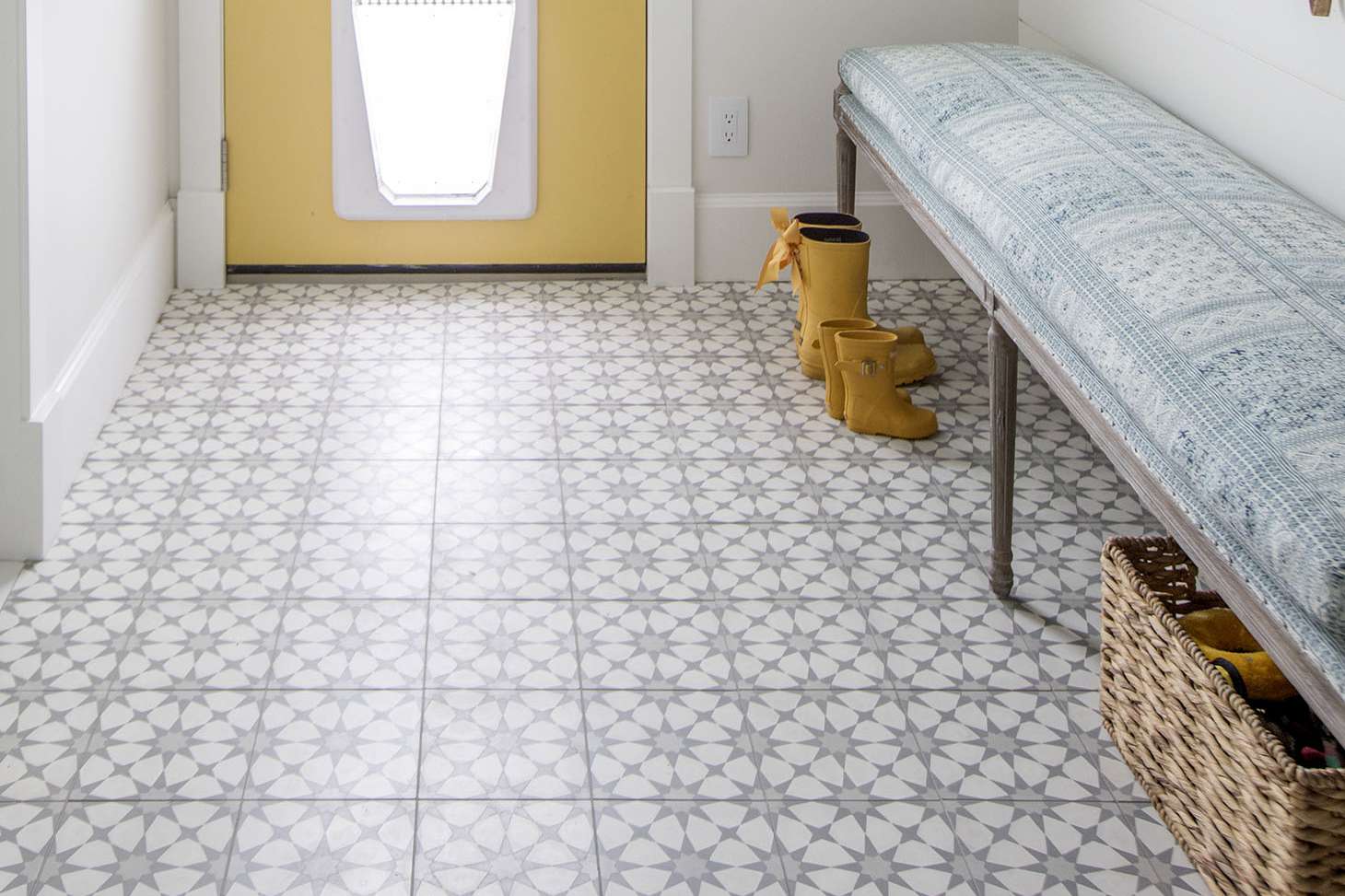 carrelage gris à motifs pour le sol de l'entrée