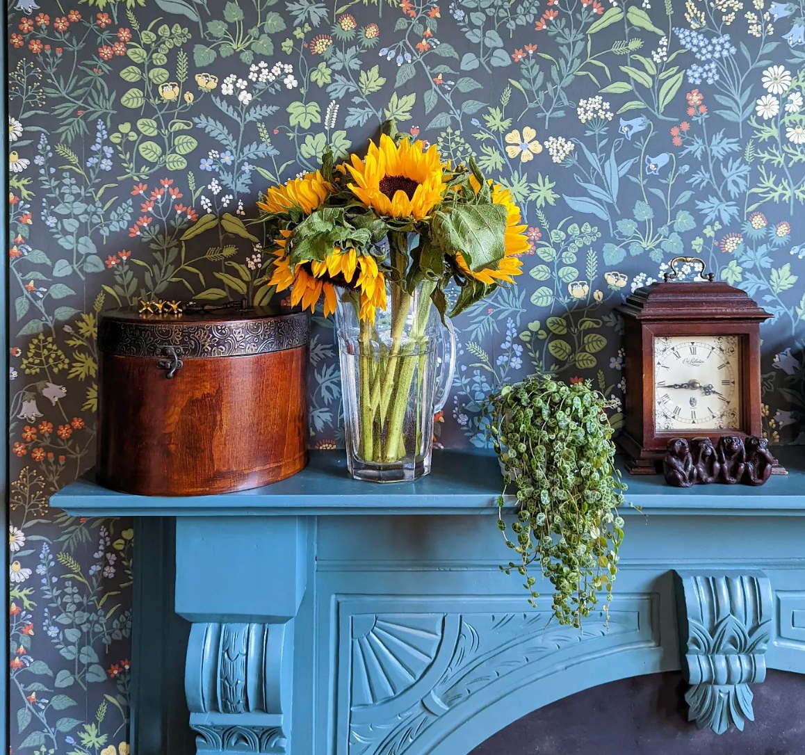 cheminée bleue et papier peint