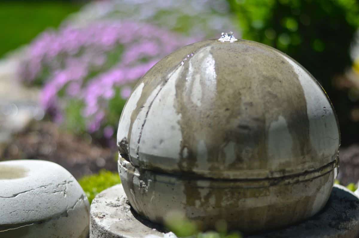 Un barboteur sphérique en béton pour l'extérieur.