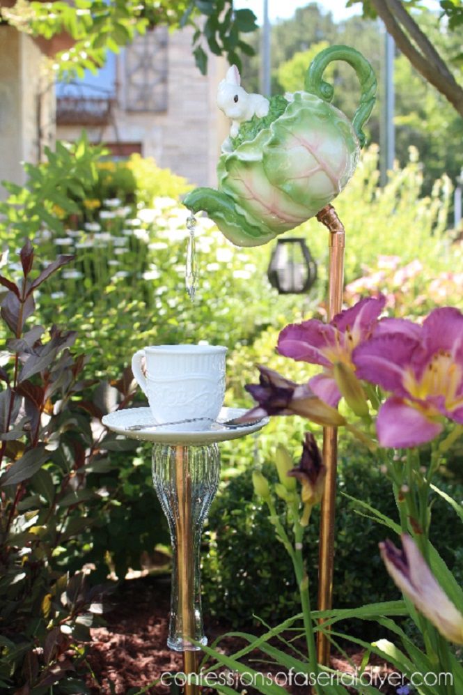 Une théière versant de l'eau dans une tasse à thé en plein air.