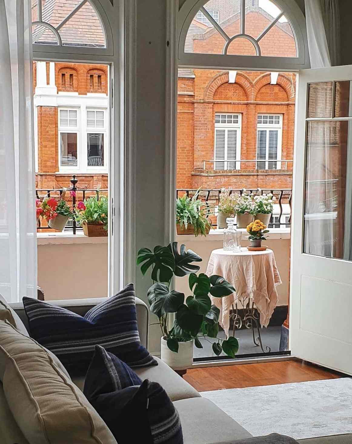 petit balcon avec porte ouverte