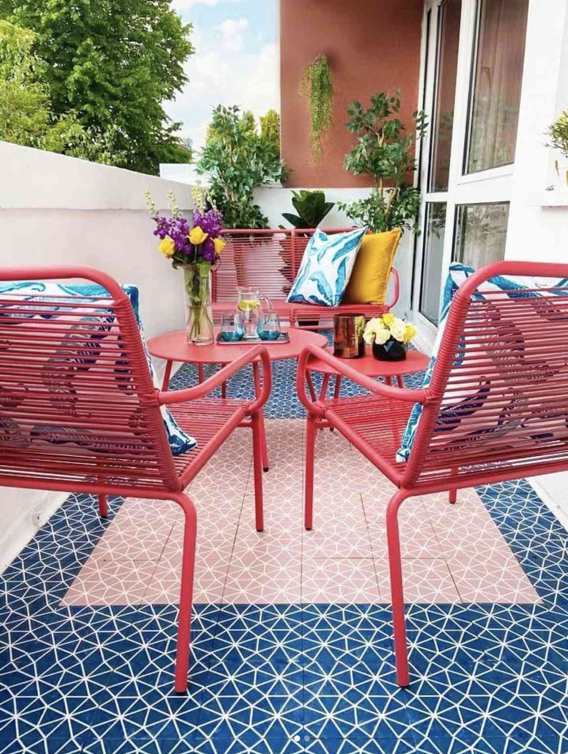 petit balcon avec des meubles et des motifs lumineux