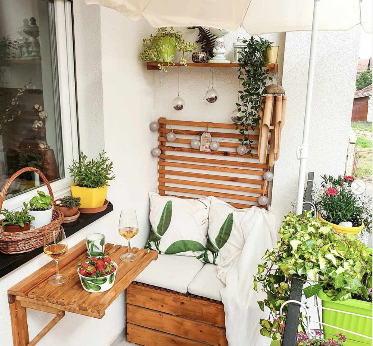 balcon extérieur luxuriant avec des meubles durables
