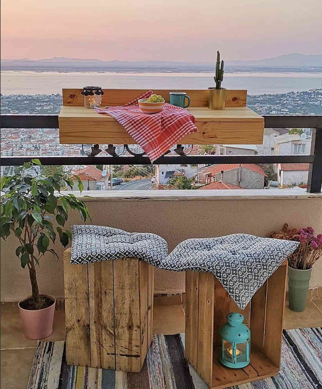 petit balcon avec des caisses pour s'asseoir