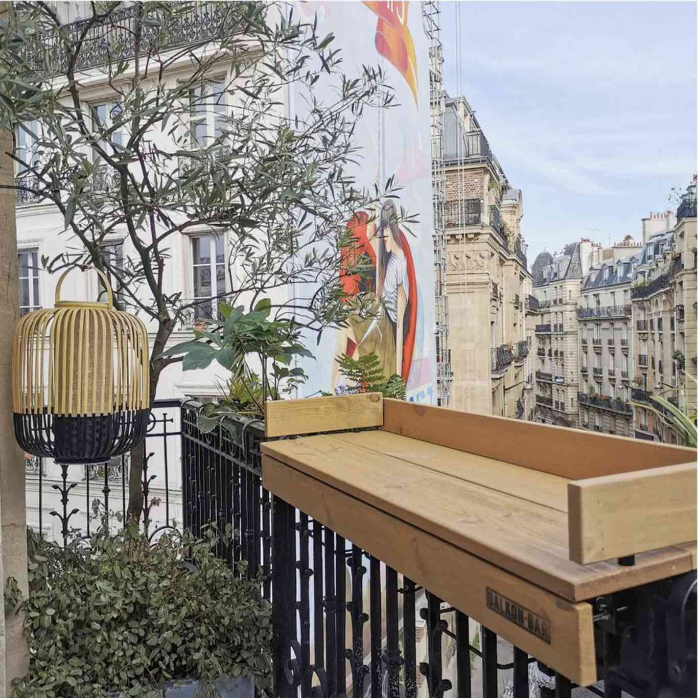 petit balcon avec bar de balcon