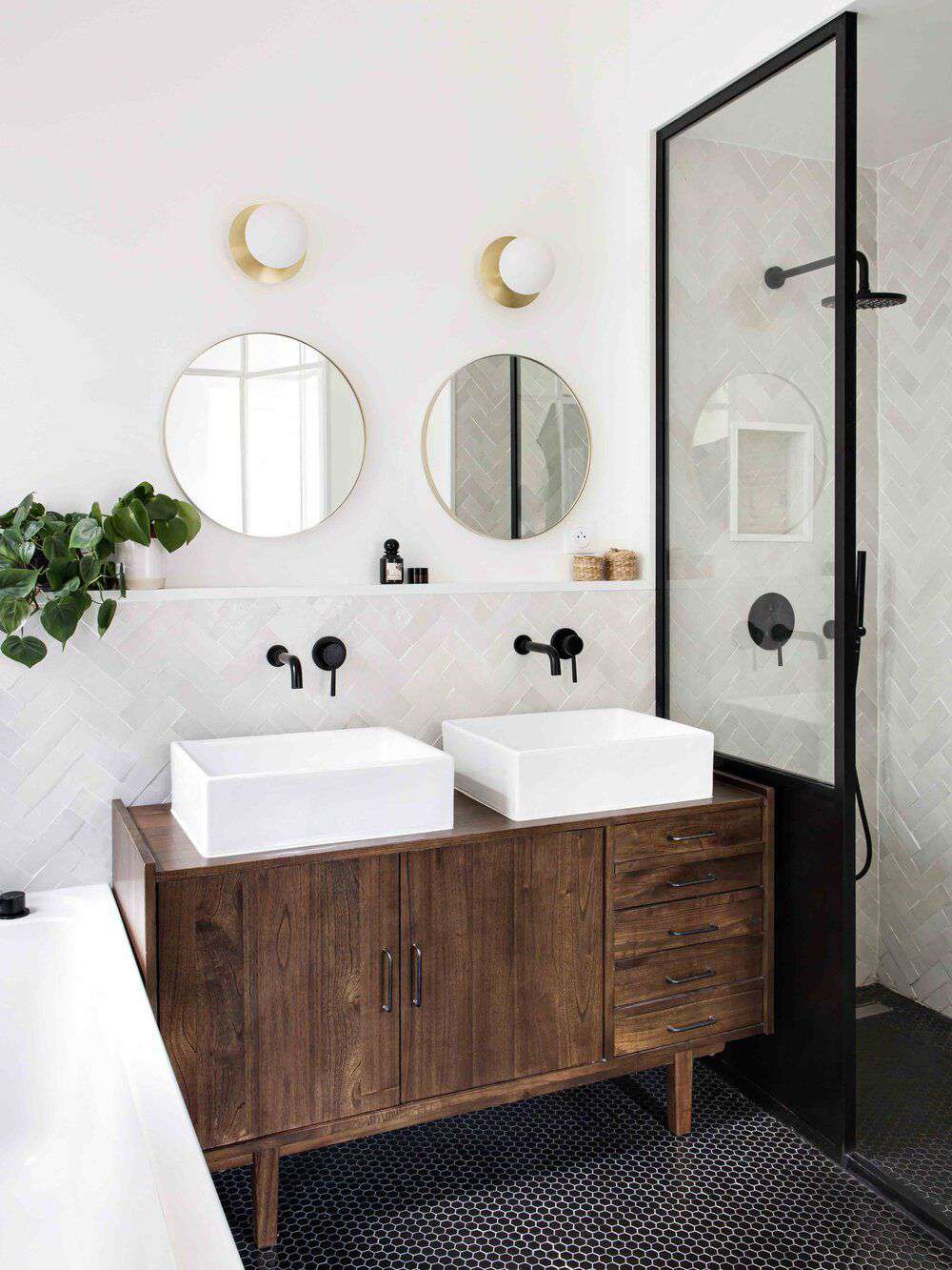 petites idées de douche en verre et métal noir