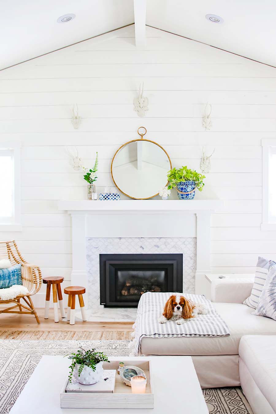 mur de cheminée en shiplap blanc