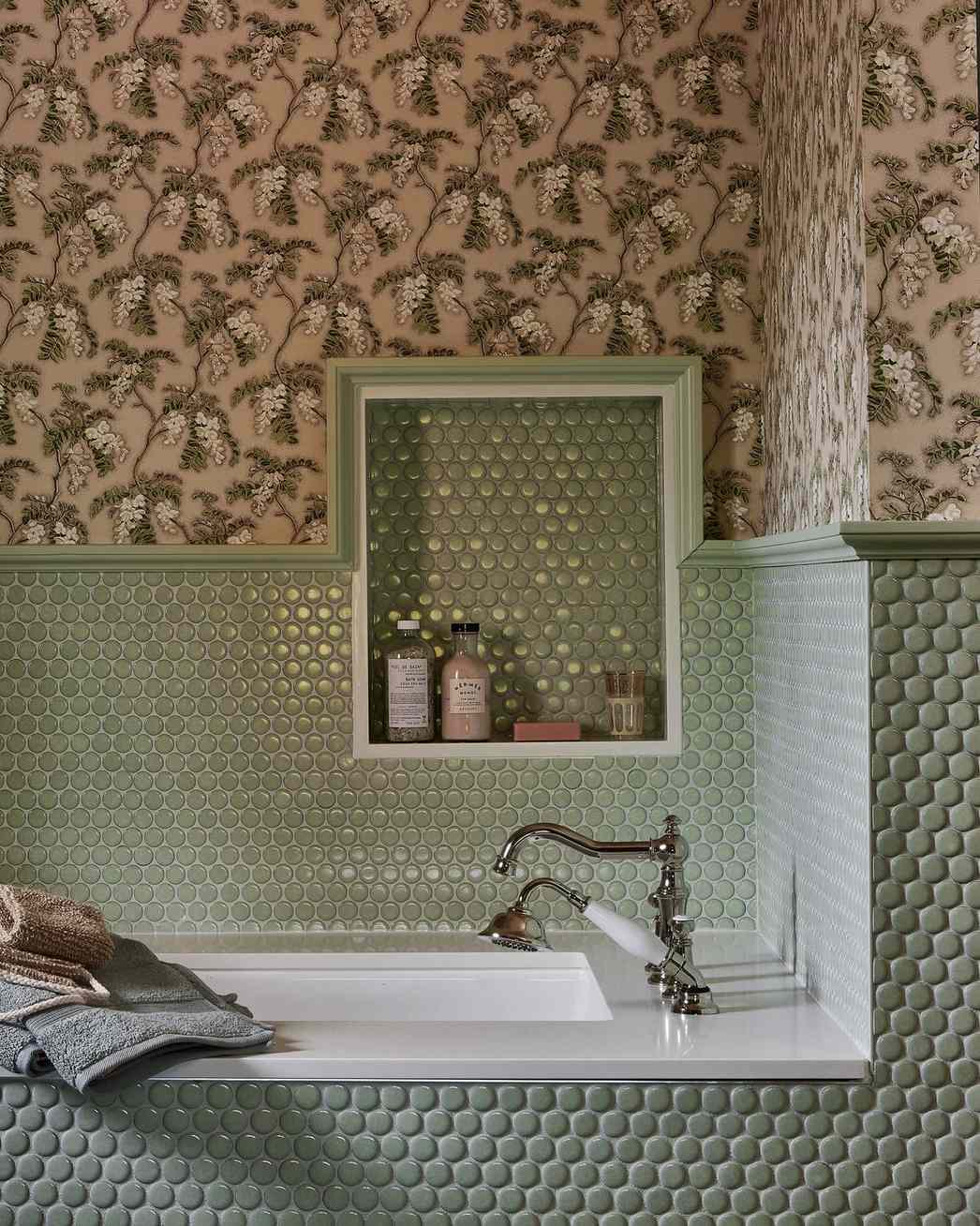papier peint de salle de bain avec carrelage penny
