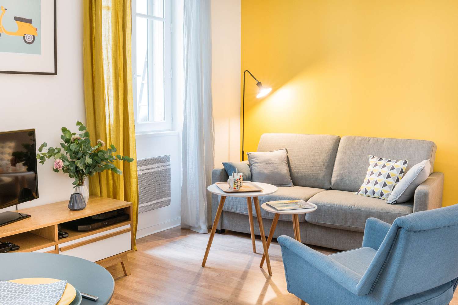 Salon lumineux et coloré