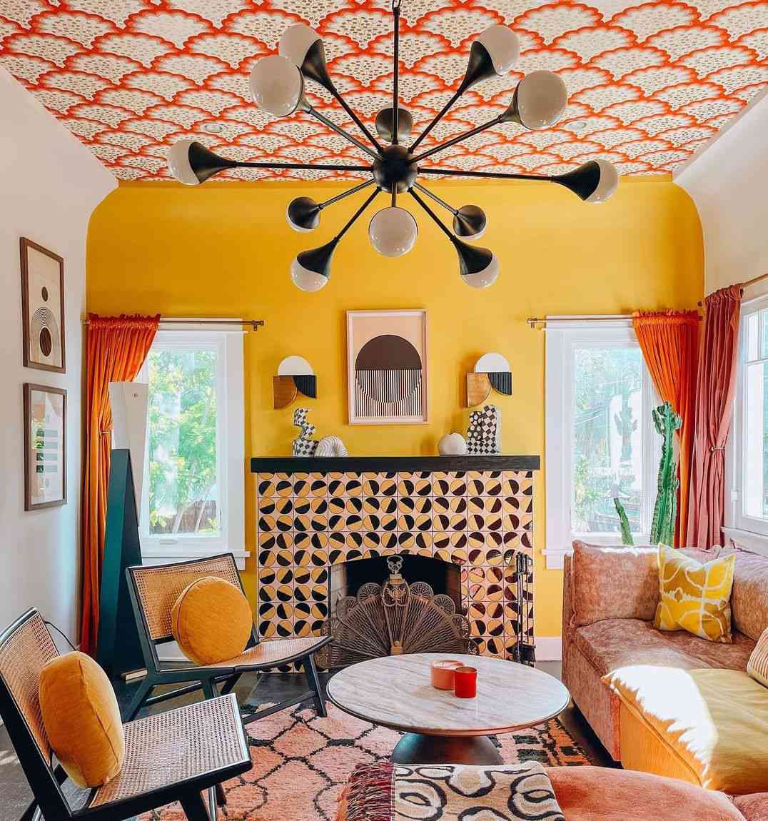 Un mur d'accent jaune dans un salon aux nombreux motifs et au style rétro.