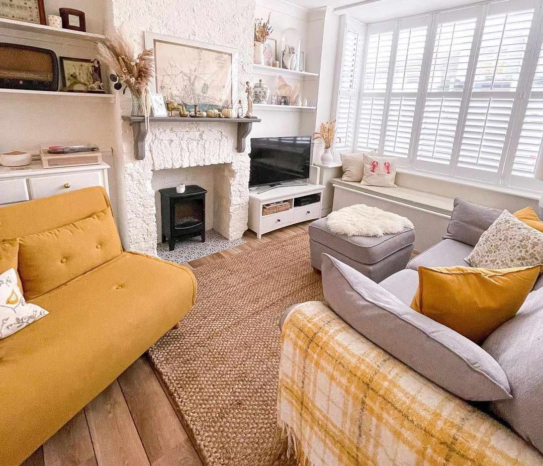 Un salon d'un blanc éclatant avec des meubles et une décoration jaunes.
