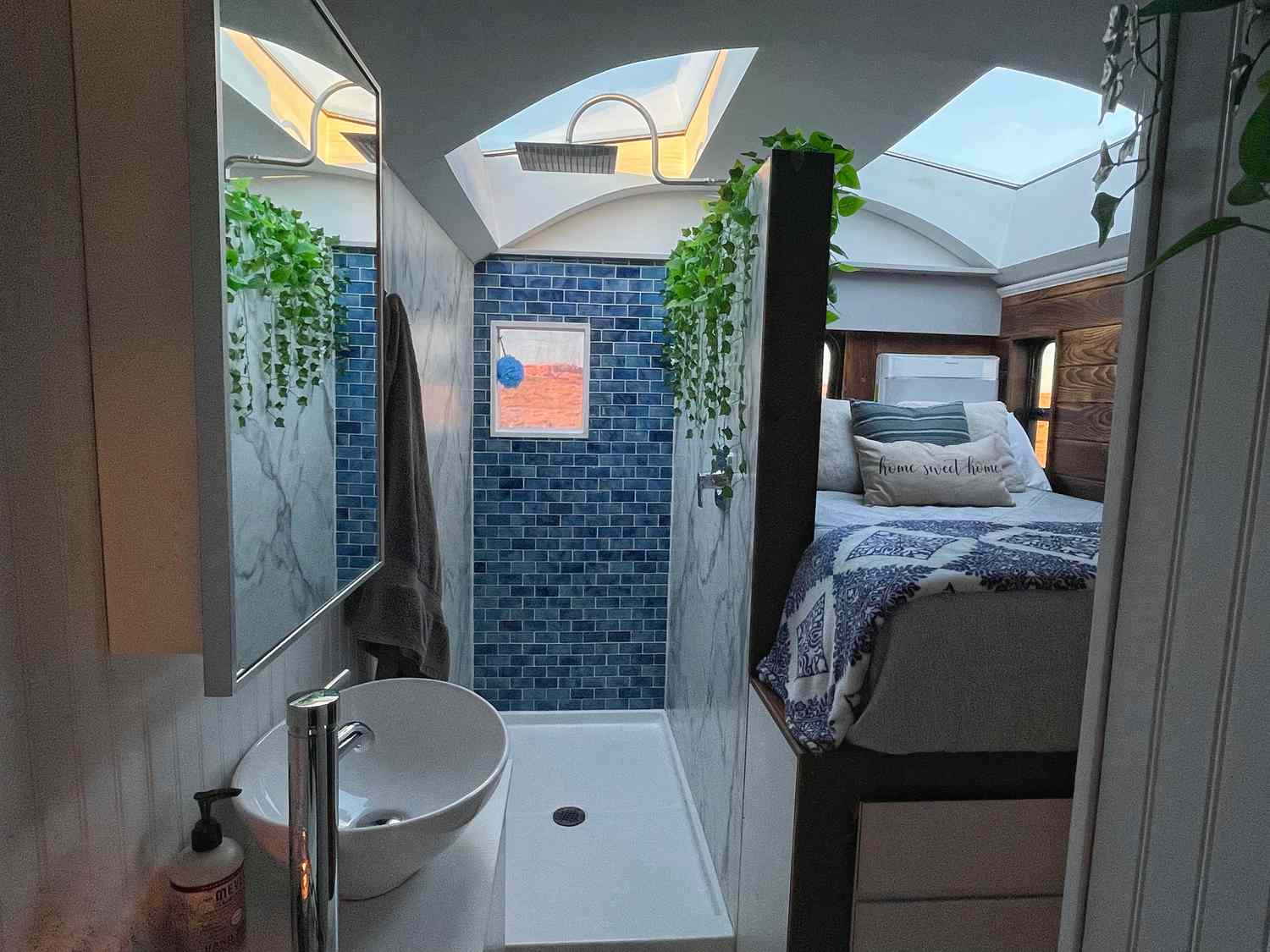 salle de bain d'une tiny house avec un puits de lumière