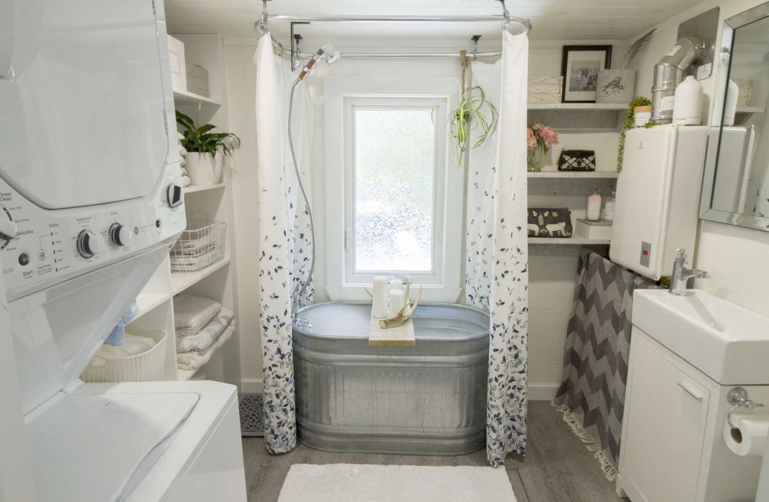 salle de bain d'une tiny house et buanderie