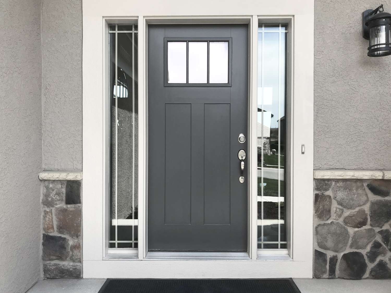 Porte d'entrée grise sur une maison