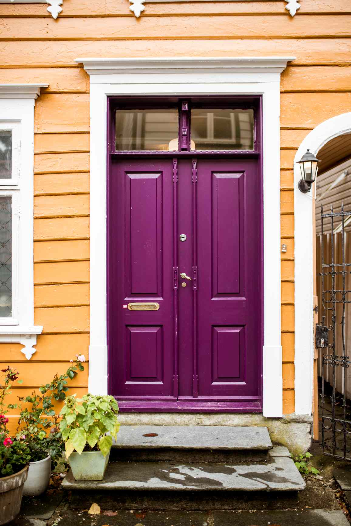 Une porte d'entrée violette