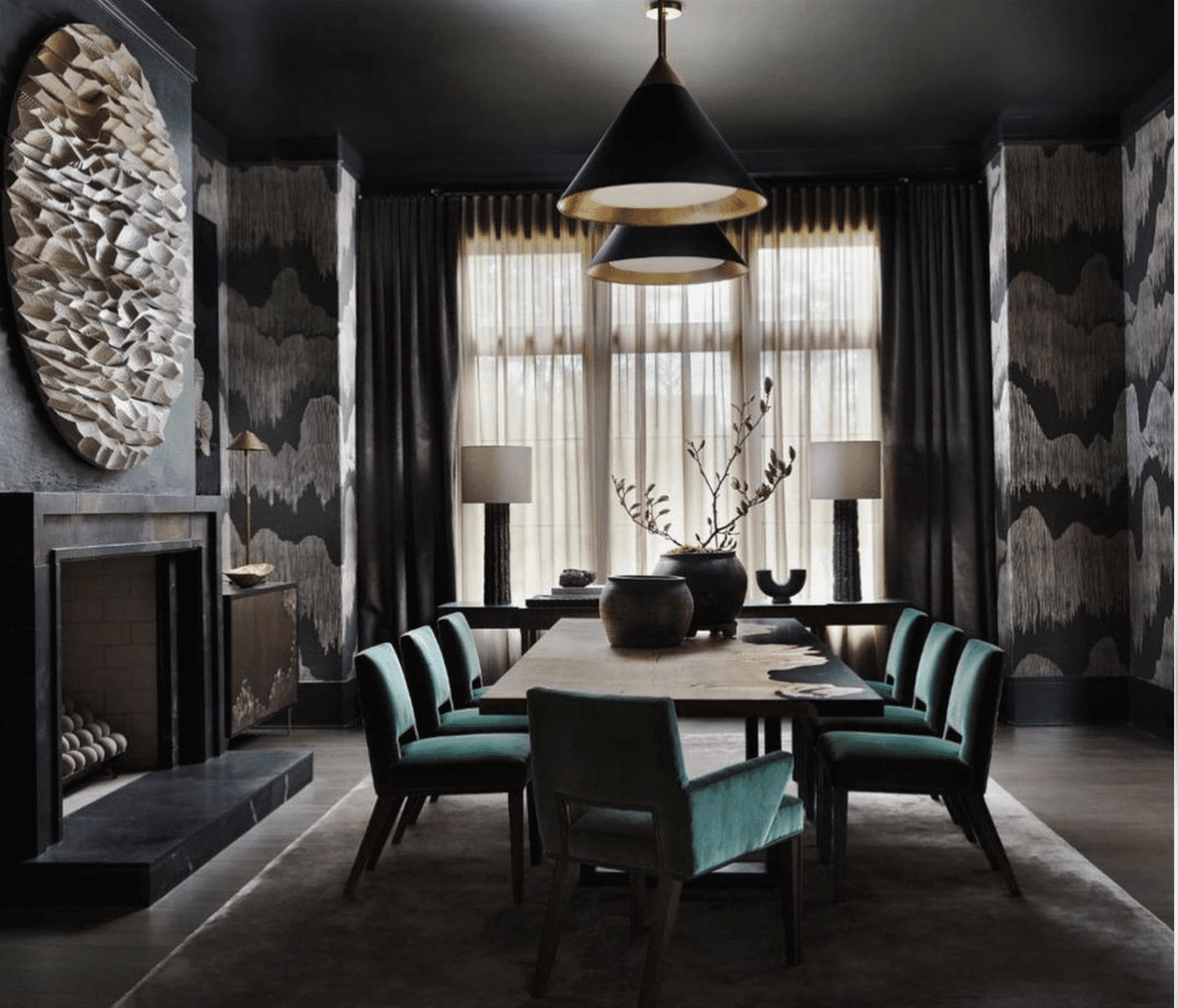 salle à manger noire avec chaises vertes