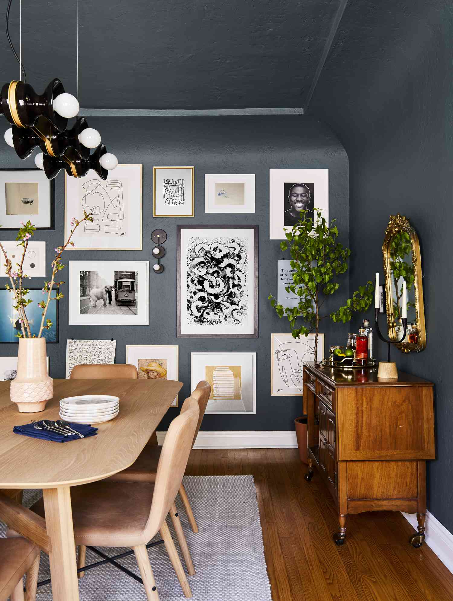 mur de galerie dans une salle à manger noire