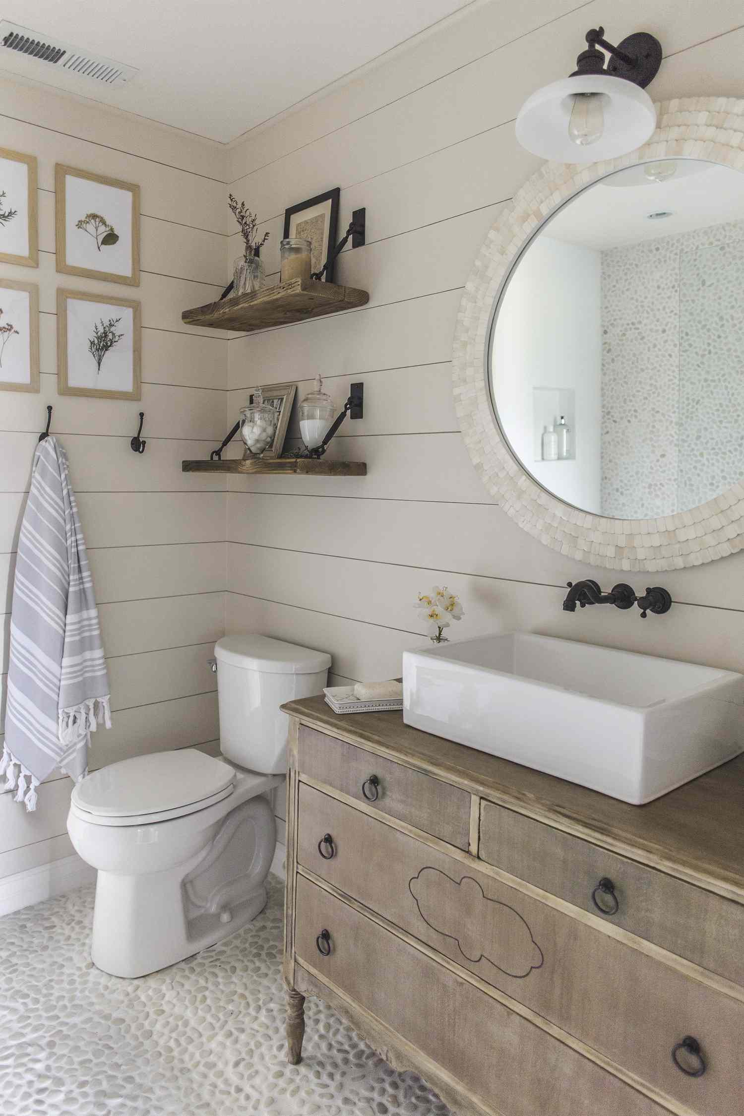 Salle de bain moderne à la ferme
