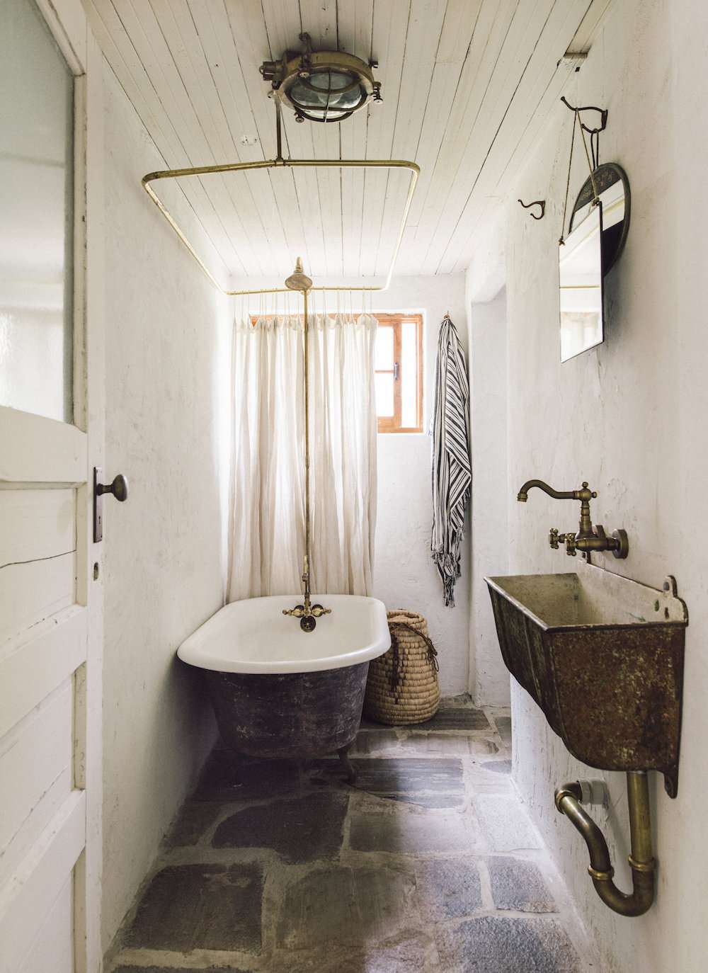 salle de bain moderne à la ferme
