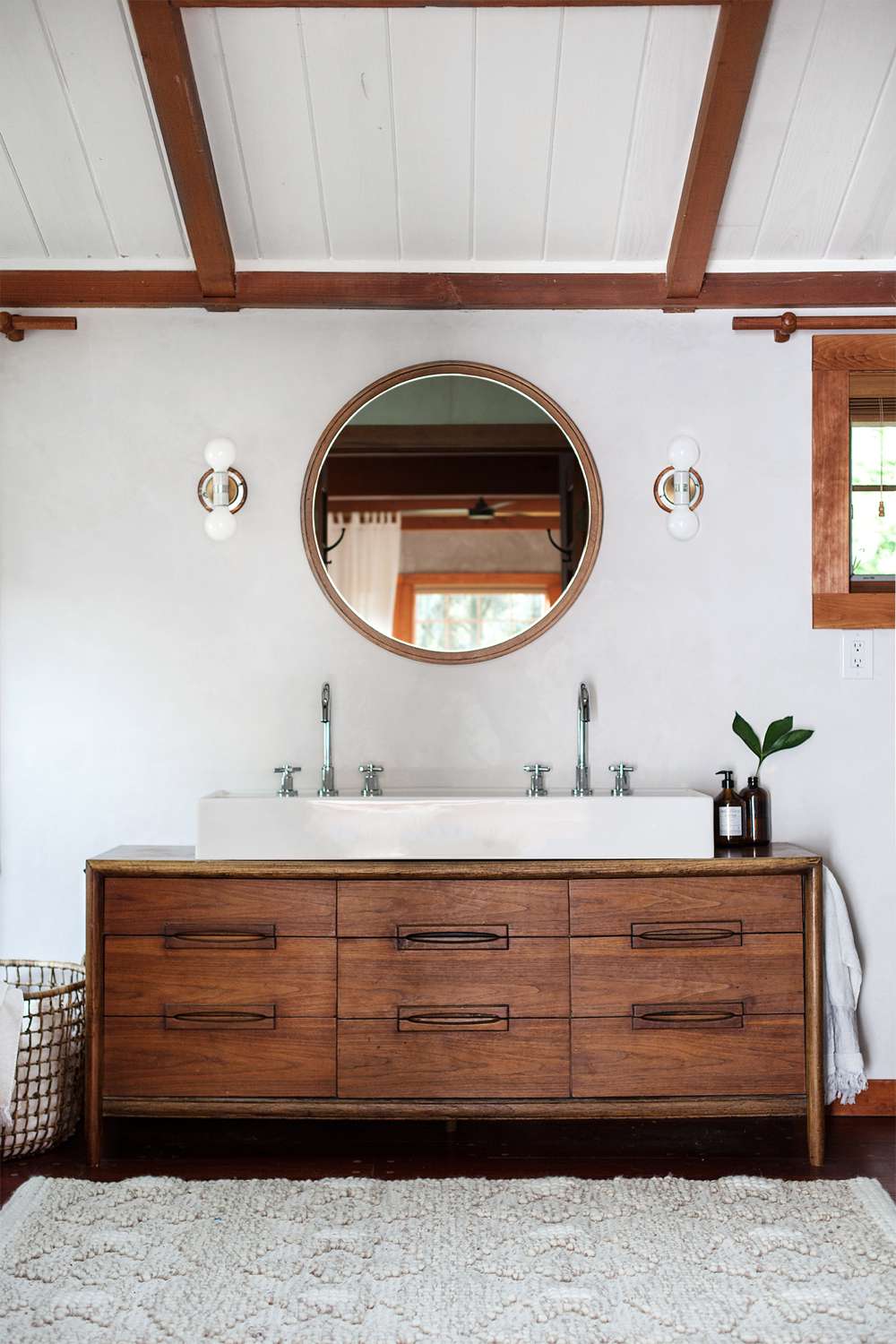 Salle de bains moderne à la ferme