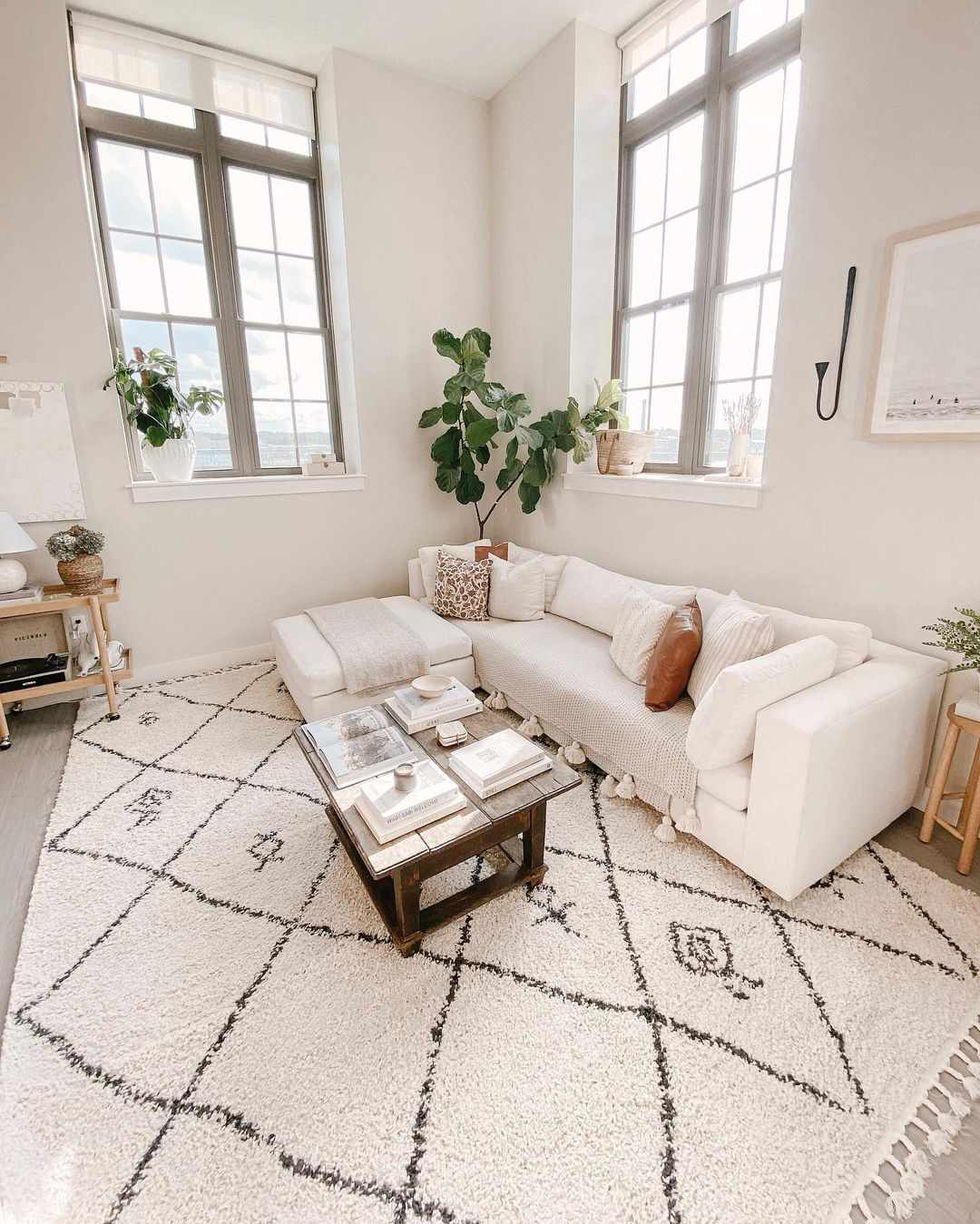Salon blanc avec canapé blanc