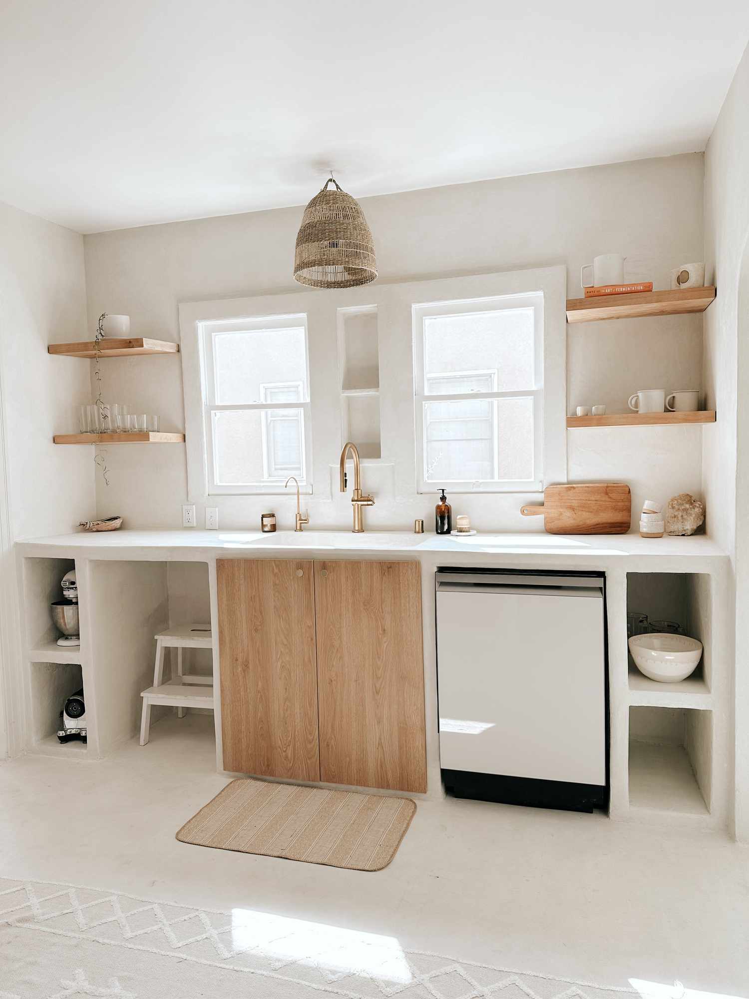 Cuisine minimale blanche avec lampe suspendue tressée