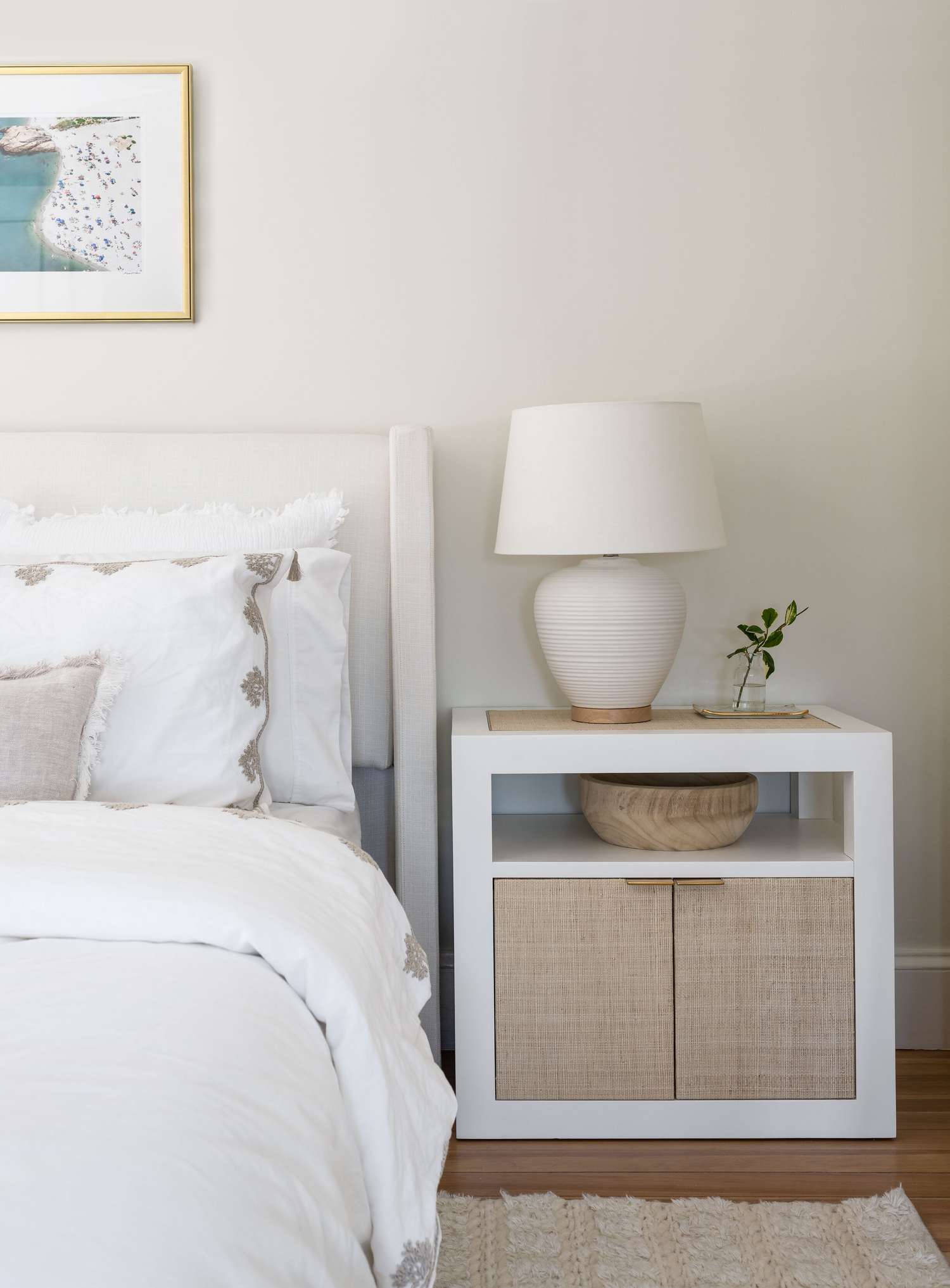 Chambre à coucher blanche avec des paniers de table d'appoint tressés