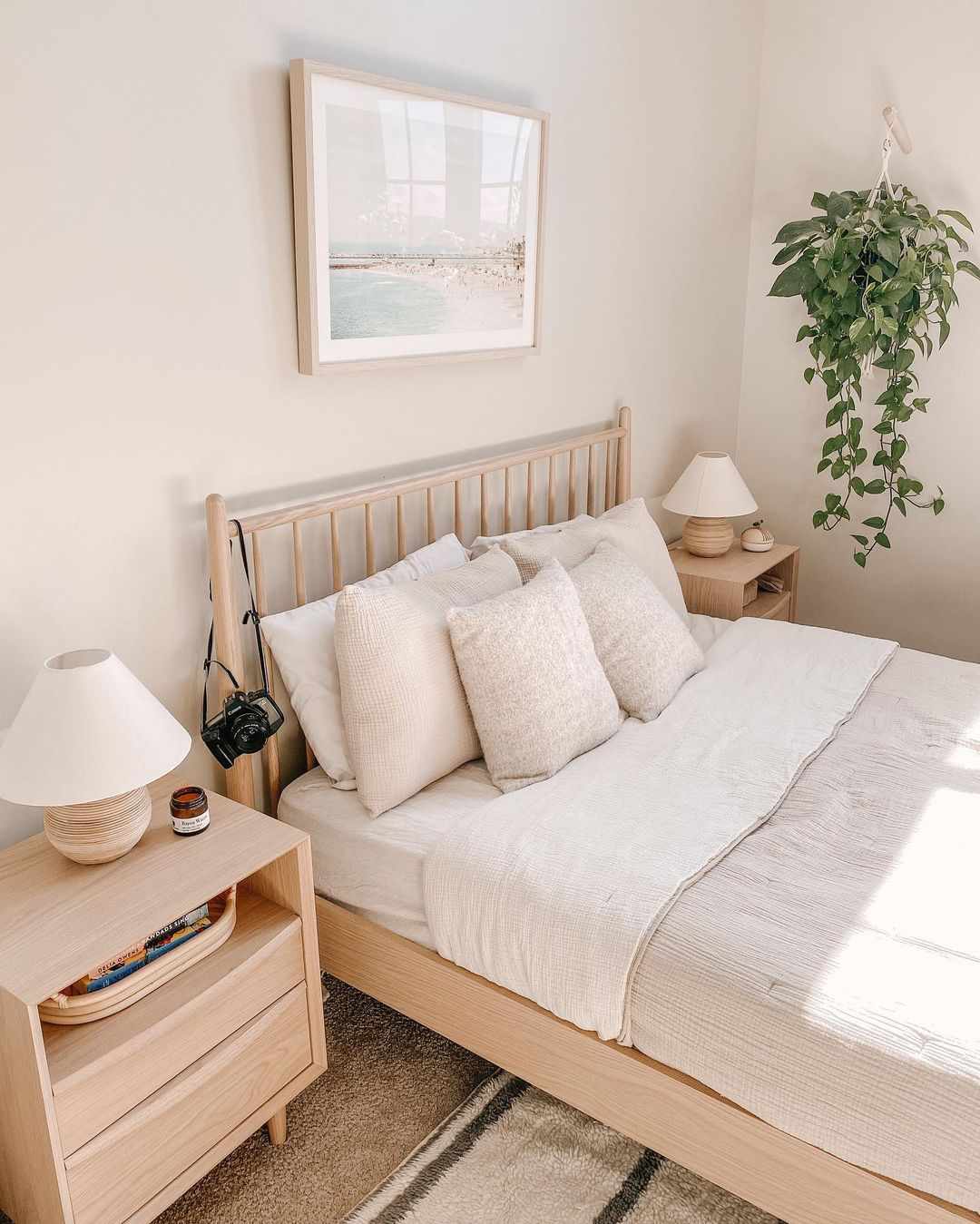 Chambre à coucher blanche avec des accents en bois