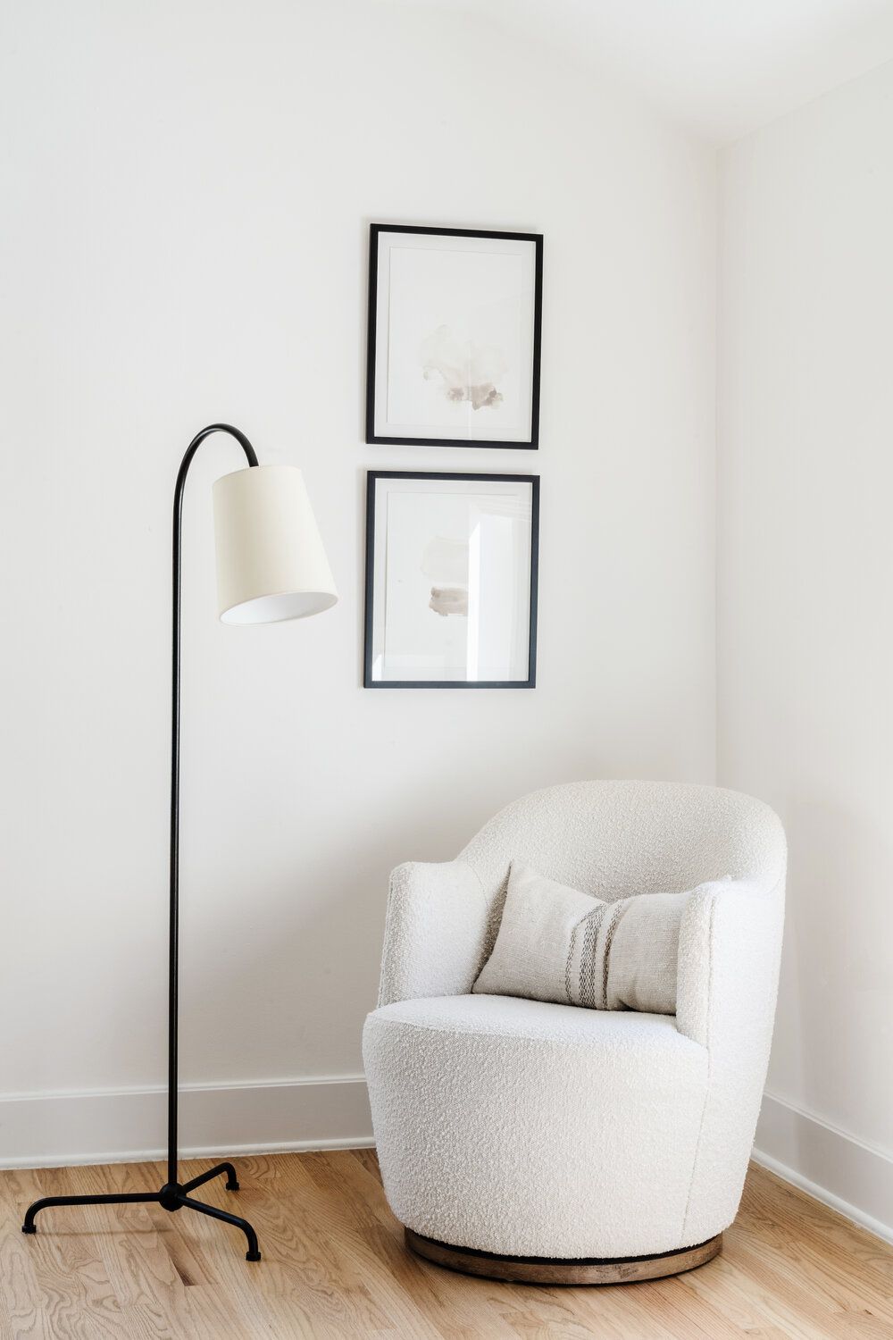 Coin de salon avec chaise blanche