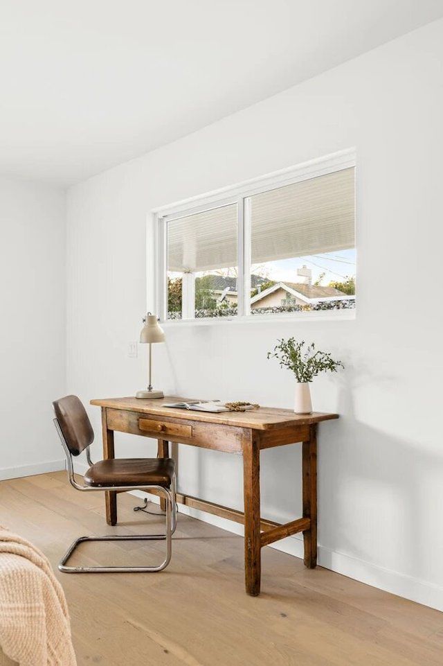 Bureau blanc avec bureau en bois et chaise marron