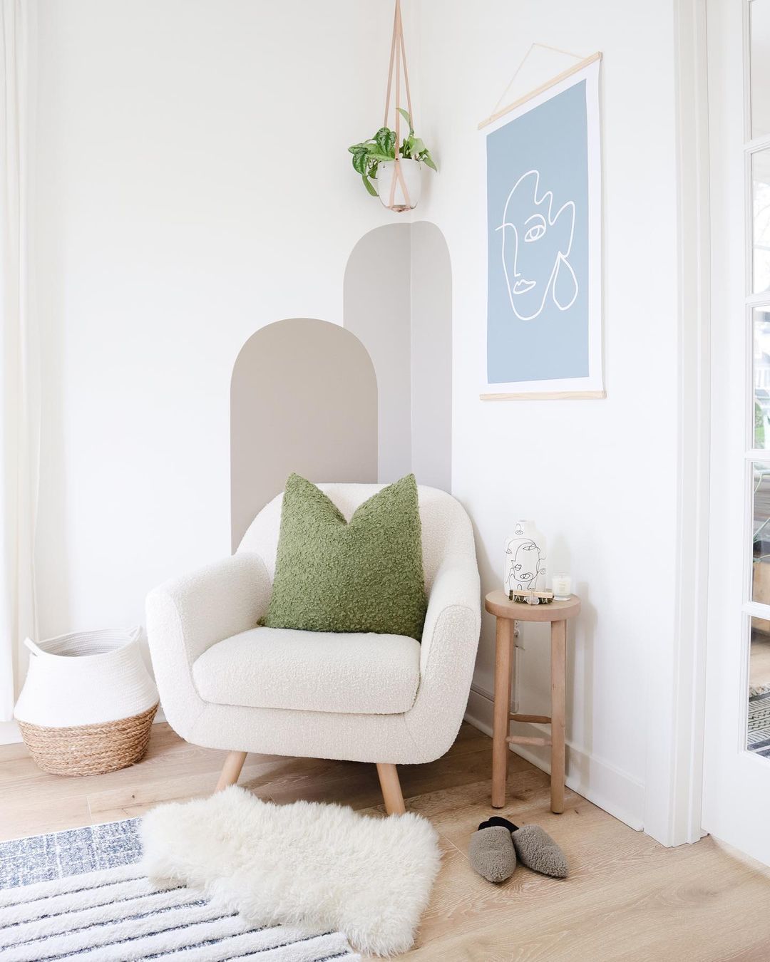 Coin blanc d'une pièce avec un fauteuil confortable