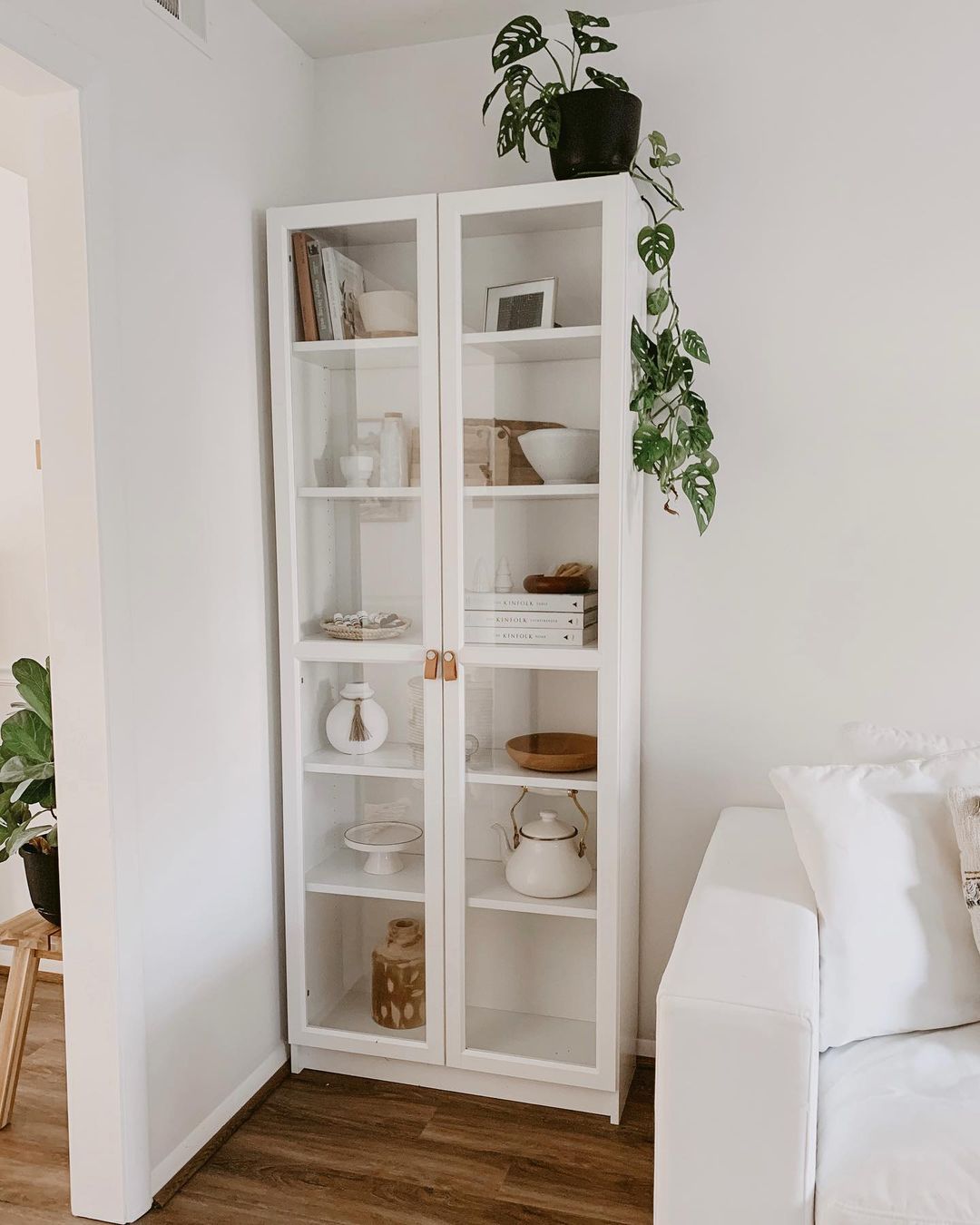 Meuble blanc contre mur blanc dans un salon