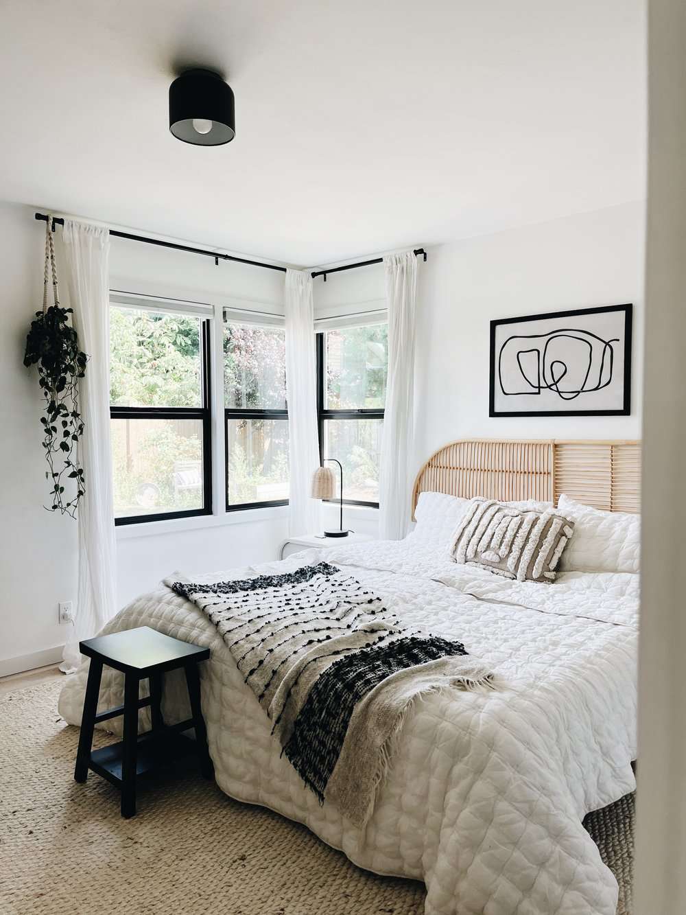 Chambre à coucher blanche et noire
