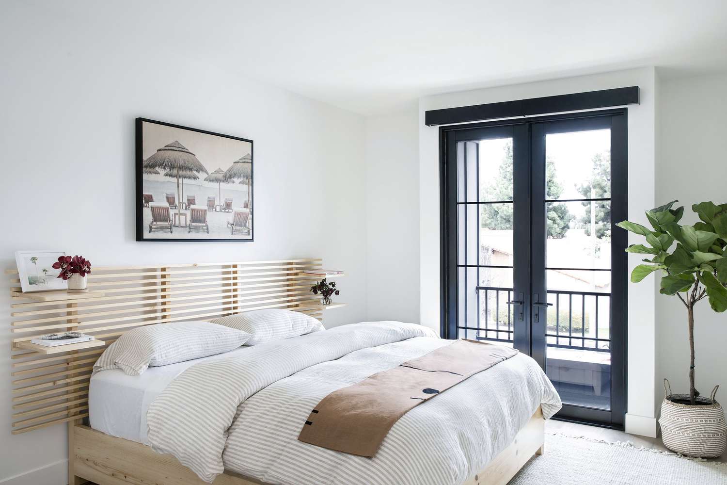 Chambre à coucher blanche avec cadre de porte noir